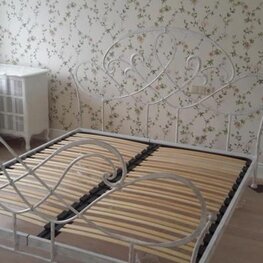 Двуспальная кованая кровать декорированная