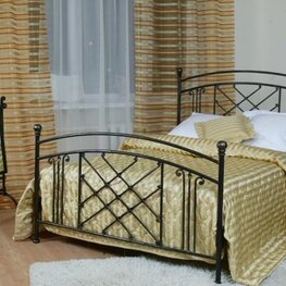 Кованая кровать в романском стиле