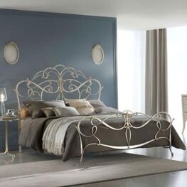 Кованая кровать с орнаментом