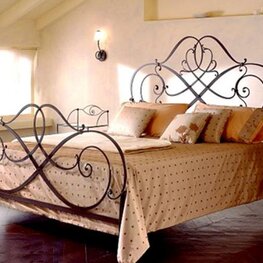 Кованая кровать двуспальная с декором