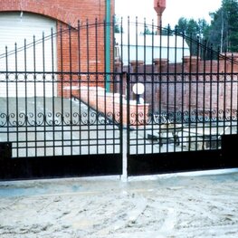 Металлические кованые ворота для двора