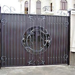 Стильные кованые ворота с узором 