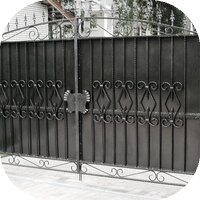 Кованые ворота для защиты двора