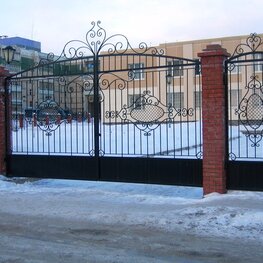 Красивые кованые ворота для учреждений