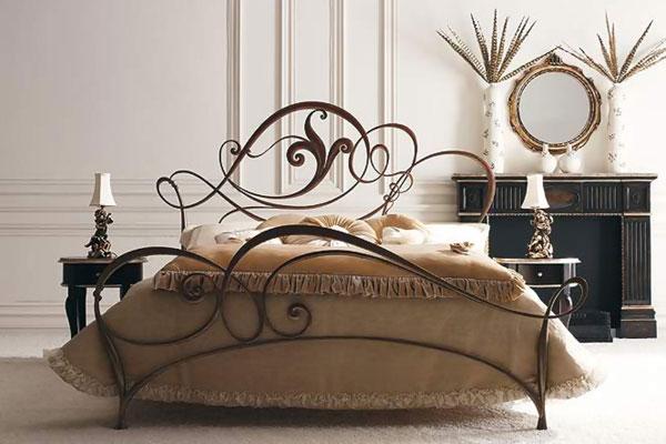 Кованая кровать в стиле классицизм